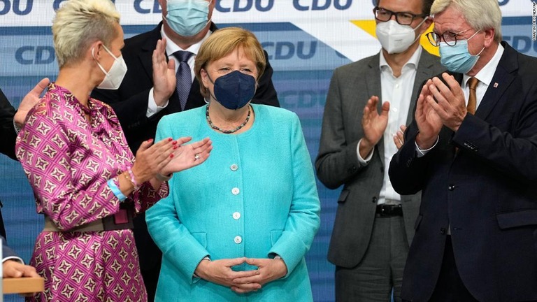 後継者が決まれば１６年在職したメルケル首相（中央）は職を退く/Martin Meissner/AP