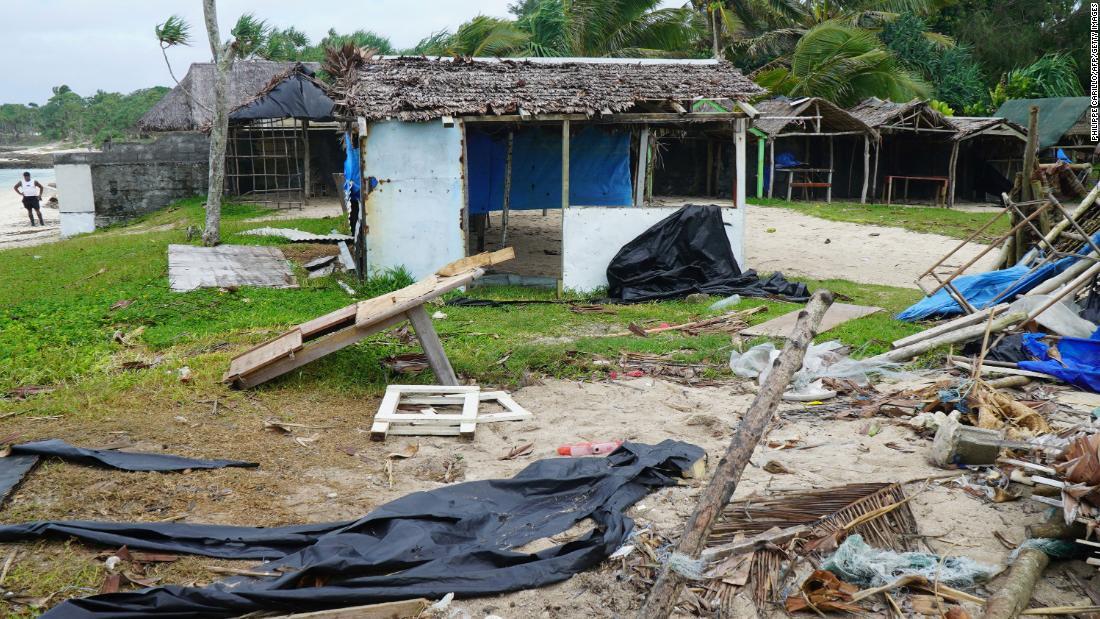 嵐の影響で破損した建物=2020年4月、バヌアツ首都ポートビラ/Philippe Carillo/AFP/Getty Images