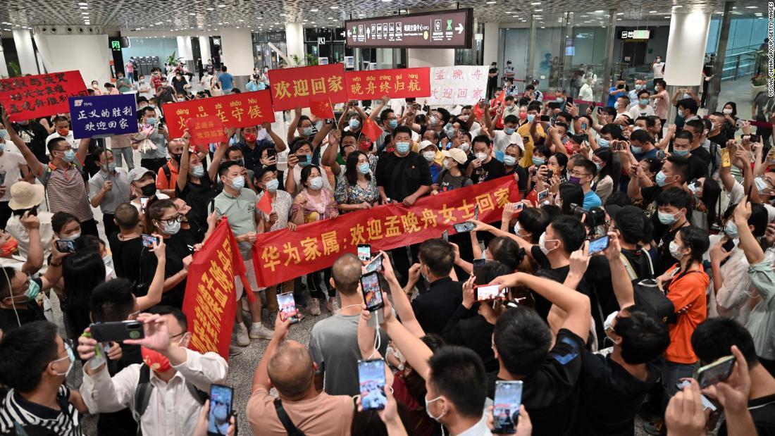 横断幕を掲げるなどして、孟氏を歓迎する人々/Visual China Group/Getty Images
