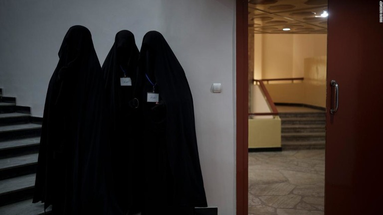 カブールの大学でタリバンへの支持を表す女性ら＝９月１１日/Felipe Dana/AP