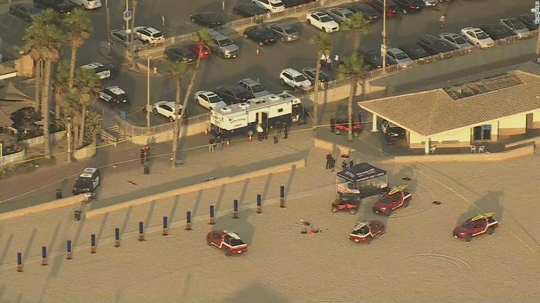 サーフィン競技を開催中の米加州南部の海岸で、警官が銃を持った男を射殺した/KCAL/KCBS