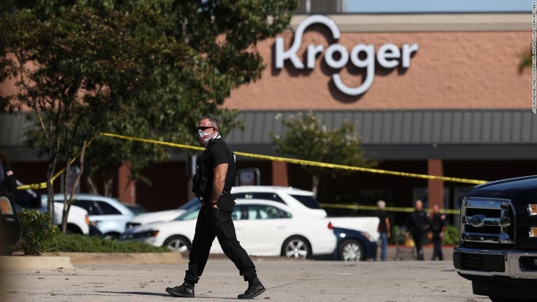 米テネシー州のスーパーマーケットで起きた銃乱射事件で、容疑者が当日の朝に勤務先から退職を促されていたことが分かった/Joe Rondone/The Commercial Appeal/USA Today/Reuters