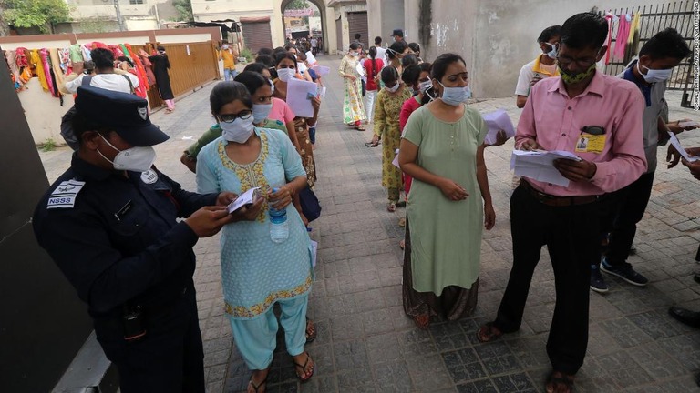 受験生の持ち物検査をする係員＝２６日、インド・ラジャスタン州の試験会場/Vishal Bhatnagar/NurPhoto/Getty Images