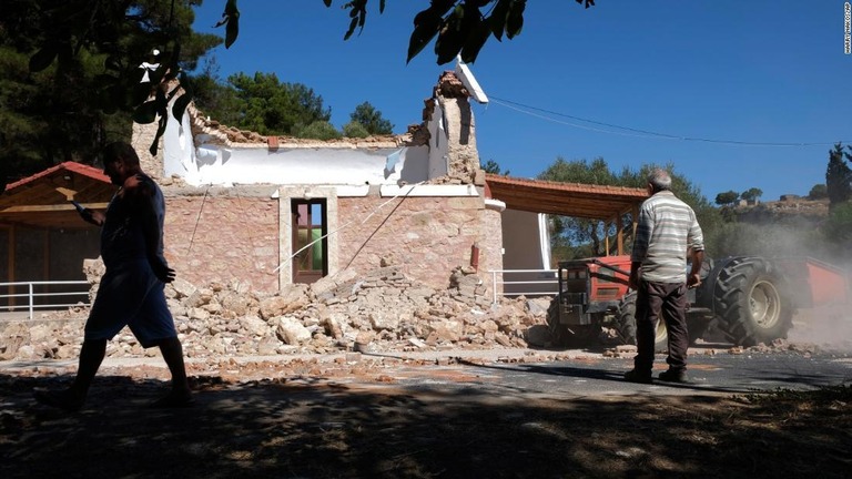 ギリシャのクレタ島で発生したＭ５．８の地震で教会が倒壊。１人が死亡した/Harry Nakos/AP