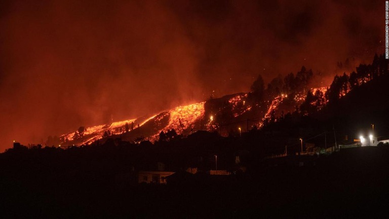 クンブレビエハ火山から流出する溶岩/DESIREE MARTIN/AFP/AFP via Getty Images