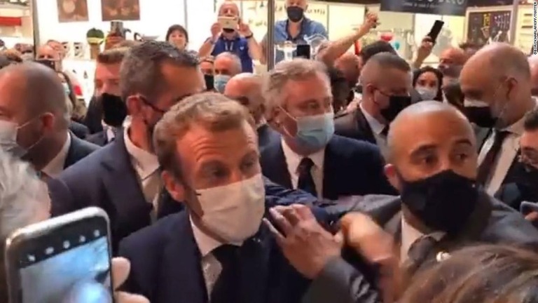 マクロン仏大統領が訪問先のリヨンの見本市会場で男に卵を投げ付けられた/Lyonmag.com