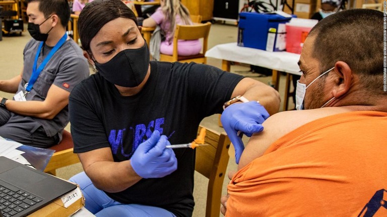米カリフォルニア州リバーサイドの高校で新型コロナの予防接種を実施＝９月２２日/Gina Ferazzi/Los Angeles Times/Los Angeles Times via Getty Imag
