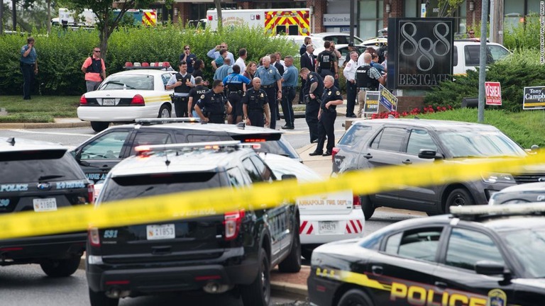 ２０１８年６月２８日、メリーランド州アナポリスの銃撃現場に駆け付けた警官隊/SAUL LOEB/AFP via Getty Images