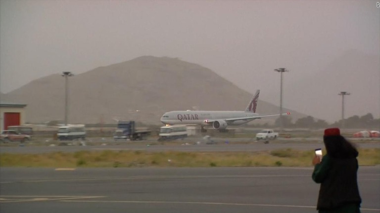 空港から離陸するカタール航空の旅客機＝１０日、アフガニスタン・カブール/AFP 
