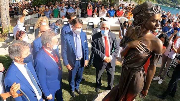 銅像の除幕式は週末のサプリの町で執り行われた/Italia2TV