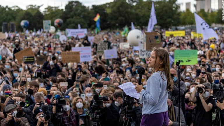 気候変動のデモ活動で講演したトゥンベリさん＝２４日、ドイツ・ベルリン/Maja Hitij/Getty Images