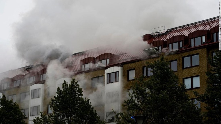 爆発による火災が発生した現場＝２８日、スウェーデン南西部の都市ヨーテボリ/BJORN LARSSON ROSVALL/TT News Agency/AFP via Getty Images