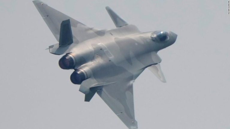 第１３回中国国際航空宇宙博覧会で飛行する「Ｊ（殲２０）」＝２８日、中国南部広東省の朱海/Ng Han Guan/AP