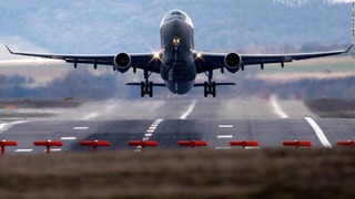 ウィーン国際空港を飛び立つカタール航空の機体