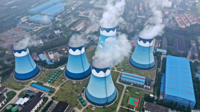 中国東部の江蘇省にある石炭火力発電所＝２７日/Chinatopix/AP