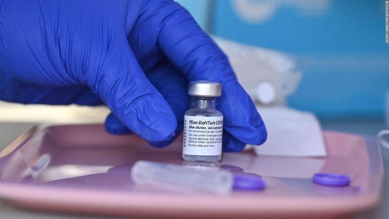 米ファイザーと独ビオンテックが共同開発した新型コロナウイルスワクチン＝８月２３日、米ロサンゼルス/ROBYN BECK/AFP/Getty Images