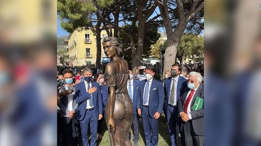 露出度の高い服装の女性をかたどった銅像がイタリアで物議をかもしている