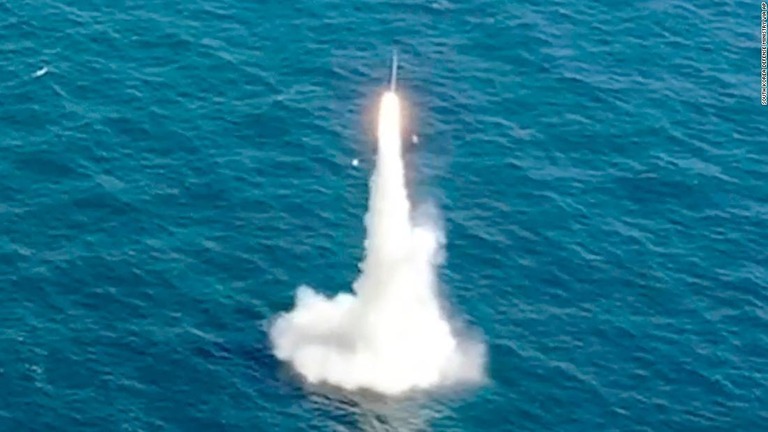 韓国初の潜水艦発射弾道ミサイルが発射された/South Korea Defense Ministry via AP
