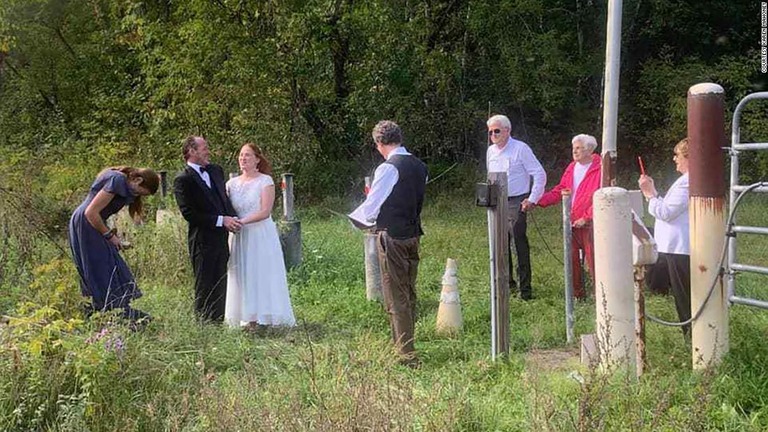 カナダ国籍の女性と米国籍の男性が、両国の国境で結婚式を挙げた/Courtesy Karen Mahoney
