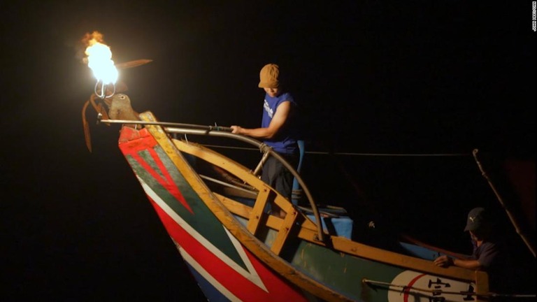 台湾最後の「漁火」漁船/John Mees/CNN
