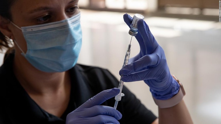 米国では今月１９日までに２２１万人が追加接種を受けている/Emily Elconin/Getty Images