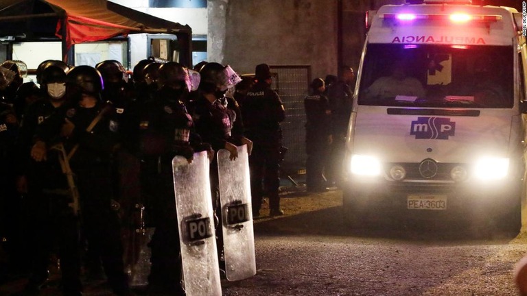 暴動が発生した刑務所から出る救急車＝２８日、エクアドル・グアヤキル/Angel DeJesus/AP