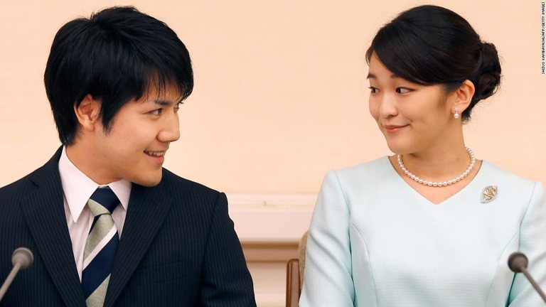 記者会見する眞子さまと小室圭さん＝２０１７年９月３日/SHIZUO KAMBAYASHI/AFP/Getty Images