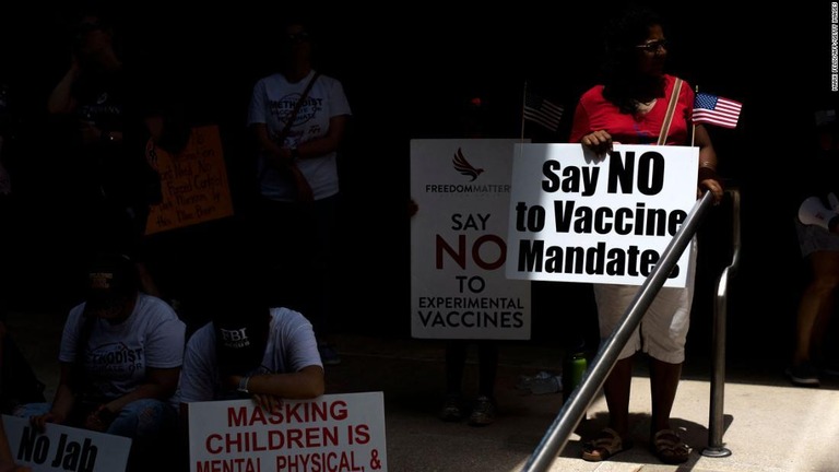 米国でワクチンの義務化に抗議する人々/Mark Felix/AFP/Getty Images