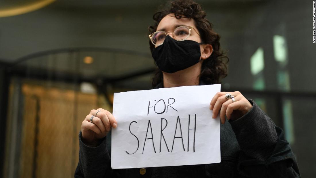 裁判所の外でサラ・エバラードさんの名前を持つ女性=9月30日、英ロンドン/Daniel Leal-Olivas/AFP/Getty Images