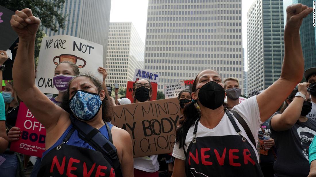 性と生殖に関する権利を求めるデモ参加者＝２日、米テキサス州ヒューストン/Go Nakamura/Reuters