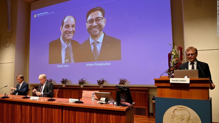 今年のノーベル医学生理学賞は米国を拠点とする２氏に授与すると発表された/JONATHAN NACKSTRAND/AFP via Getty Images