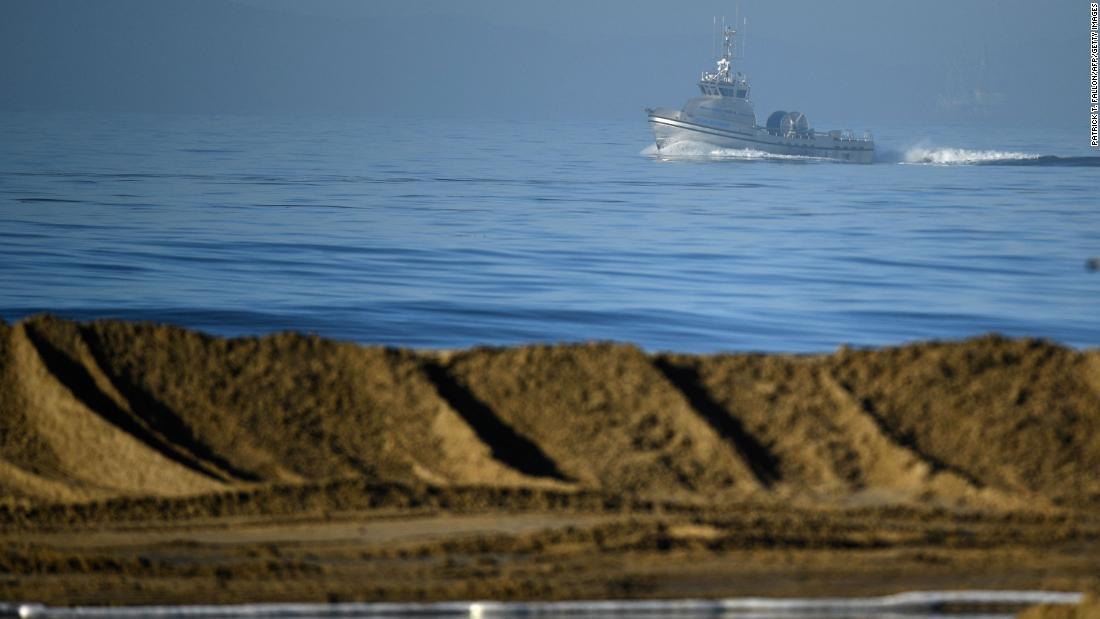 ハンティントンビーチ付近で流出した原油の回収を支援する船＝３日/Patrick T. Fallon/AFP/Getty Images