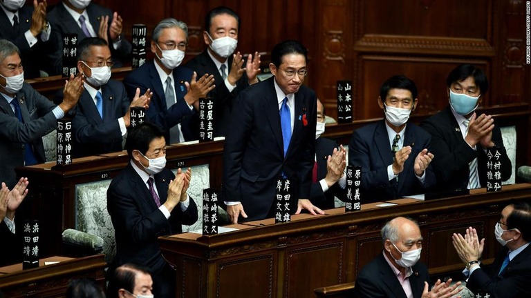 自民党の岸田文雄総裁が第１００代の首相に選出された/KAZUHIRO NOGI/AFP/Getty Images