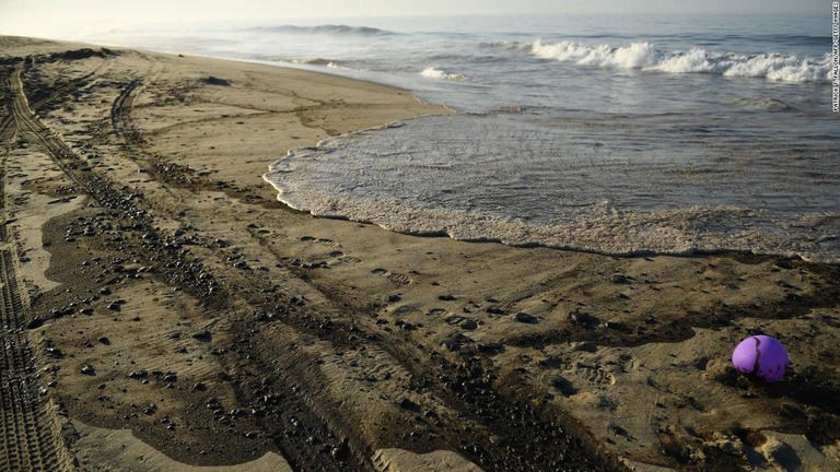 ハンティントンビーチの浜辺に原油が漂着/Patrick T. Fallon/AFP/Getty Images
