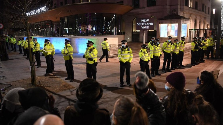 警察官による女性殺害事件を受けた抗議デモに対応するためロンドン警視庁の建物に派遣された警官＝３月、英ロンドン/Daniel Leal-Olivas/AFP/Getty Images
