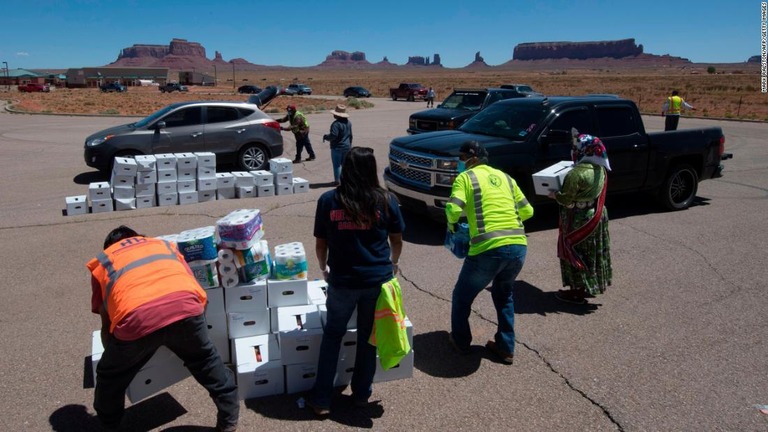 飲料水や食料を家族に届ける先住民のボランティア＝２０２０年５月、米アリゾナ州/Mark Ralston/AFP/Getty Images