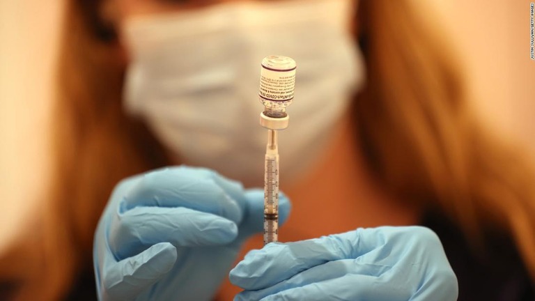 米国で新型コロナウイルスの新規感染件数が減少しつつある/Justin Sullivan/Getty Images 