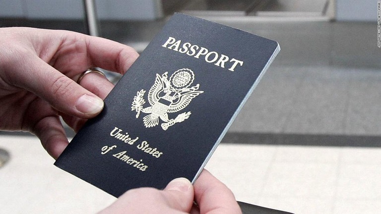米国のパスポートは英国などと並んで７位だった/JEFF HAYNES/AFP via Getty Images