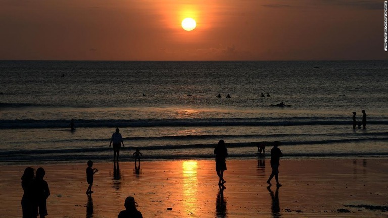 バリ島デンパサール近郊のクタビーチ＝９月２６日/Sonny Tumbelaka/AFP/Getty Images