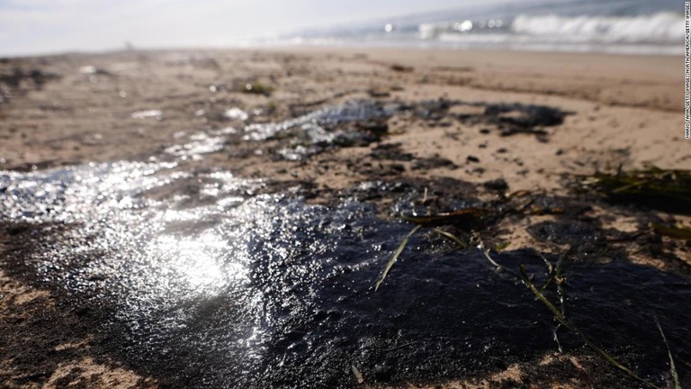 海岸に漂着した油/Mario Tama/Getty Images North America/Getty Images