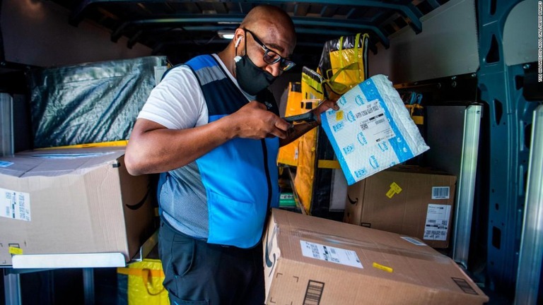 荷物を配達するアマゾンの配送員＝４月６日、米ワシントン州北東部/Tom Williams/CQ-Roll Call/Getty Images
