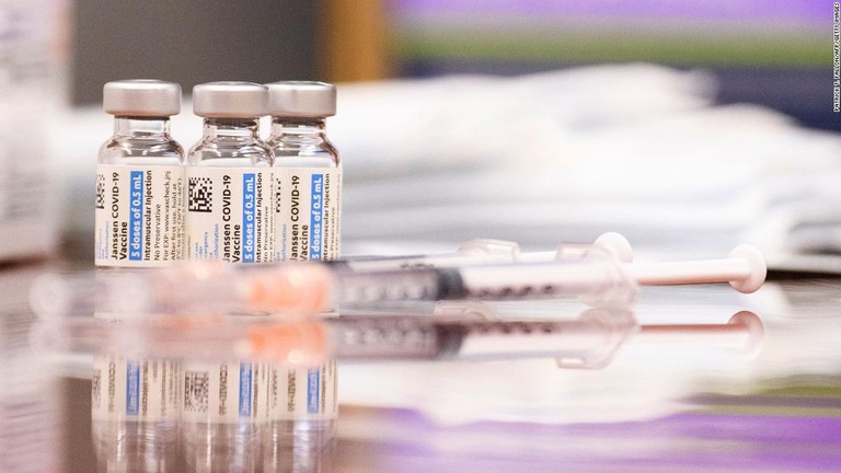 米ワシントン州の女性がＪ＆Ｊ製新型コロナワクチンの接種後に死亡した/Patrick T. Fallon/AFP/Getty Images