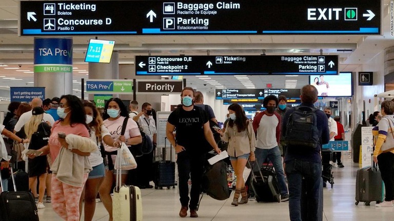 米フロリダ州マイアミのマイアミ国際空港＝９月３日/Joe Raedle/Getty Images