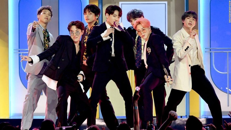 米ネバダ州ラスベガスでステージに立つ韓国の男性アイドルグループ「ＢＴＳ（防弾少年団）」＝２０１９年５月１日/Kevin Winter/Getty Images