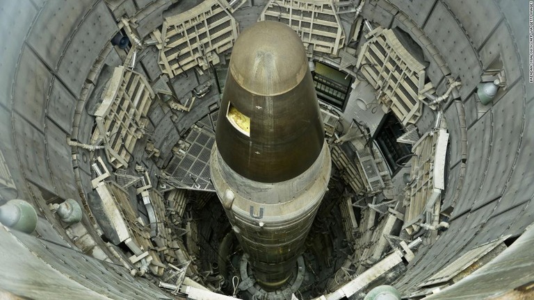 退役した大陸間弾道ミサイル「タイタン２」＝２０１５年５月１２日、米アリゾナ州のタイタン・ミサイル博物館/BRENDAN SMIALOWSKI/AFP via Getty Images
