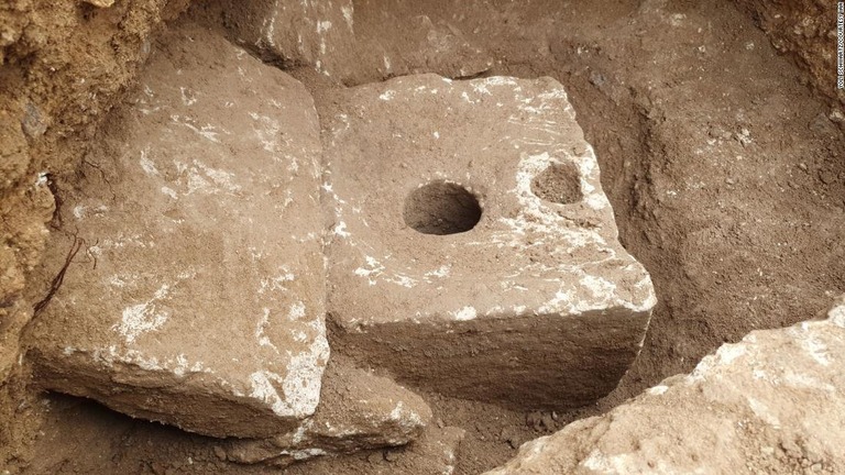 石灰岩でできた珍しい古代のトイレ/Yoli Schwartz/Courtesy IAA