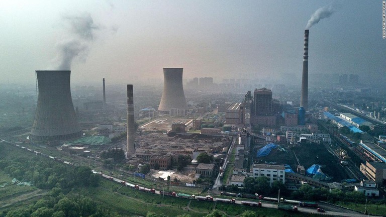 中国でもエネルギー危機に見舞われている＝２０１７年６月１６日、中国・安徽省淮南市/Kevin Frayer/Getty Images