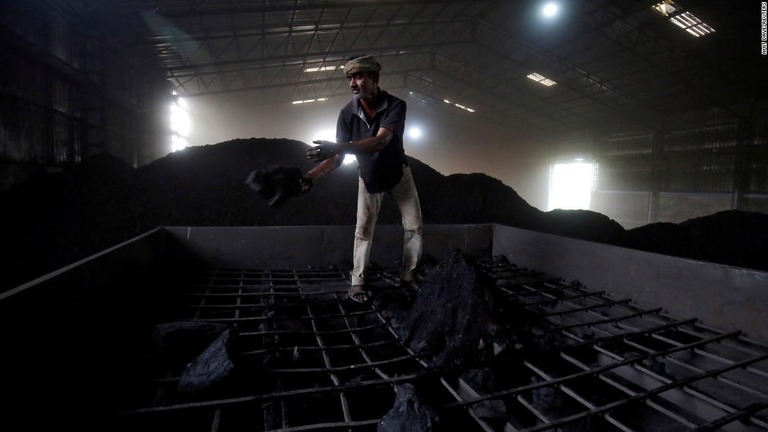 貯炭所の中で働く作業員＝２０１７年４月１６日、インド西部アーメダバード郊外/Amit Dave/Reuters