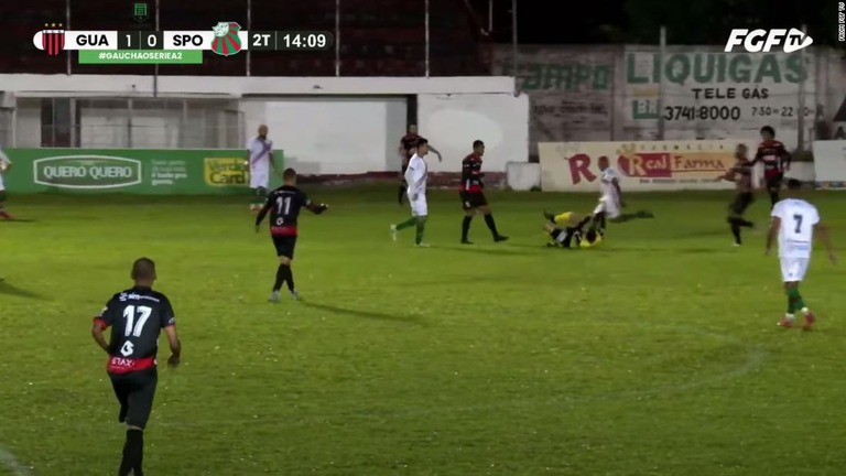 ブラジルでサッカー選手が試合中に審判の頭を蹴り、殺人未遂で起訴された/From FGF TV