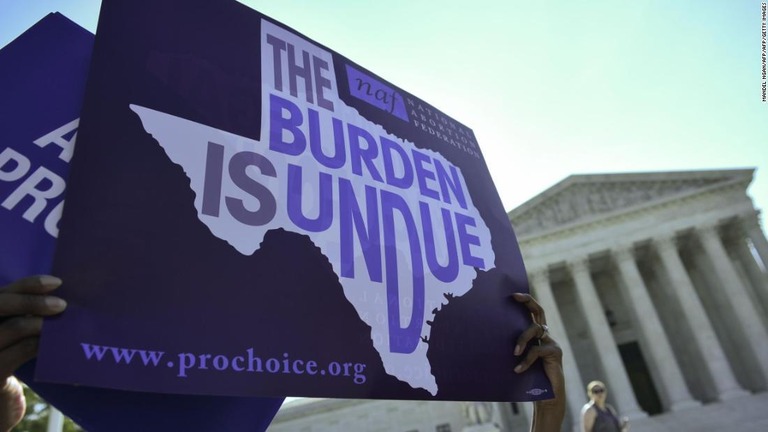 連邦最高裁の前で活動家が掲げたプラカード。テキサス州の中絶権擁護を主張している/MANDEL NGAN/AFP/AFP/Getty Images